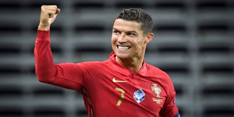 Nam cầu thủ Cristiano Ronaldo nhiều bàn thắng nhất bằng đánh đầu tại các kỳ EURO là 5 lần.